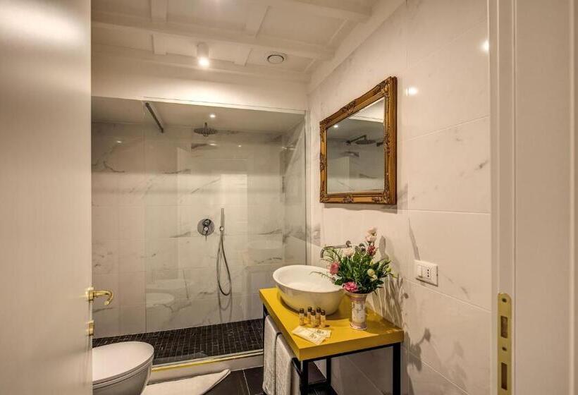 اتاق لوکس, Little Queen Pantheon