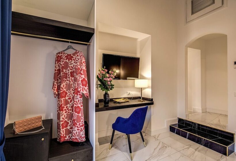 اتاق لوکس, Little Queen Pantheon