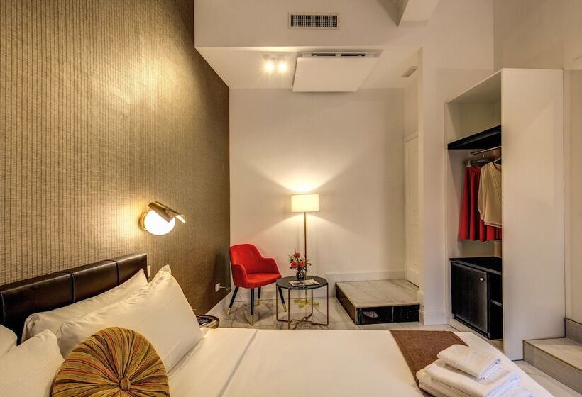 اتاق لوکس, Little Queen Pantheon