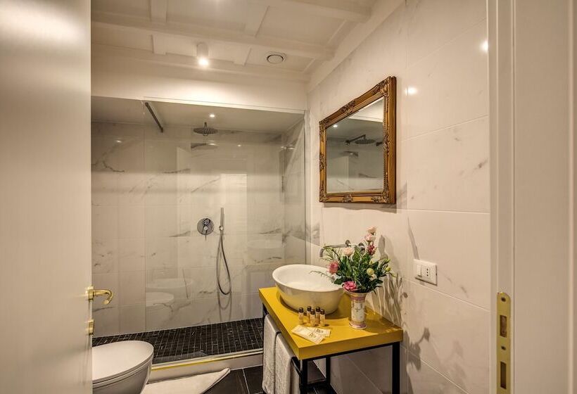 اتاق لوکس, Little Queen Pantheon