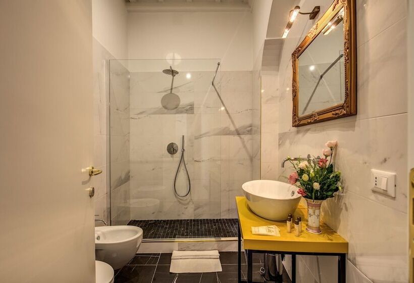 اتاق لوکس, Little Queen Pantheon