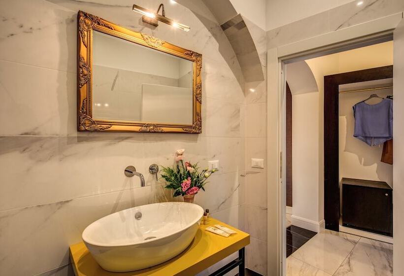 اتاق لوکس, Little Queen Pantheon