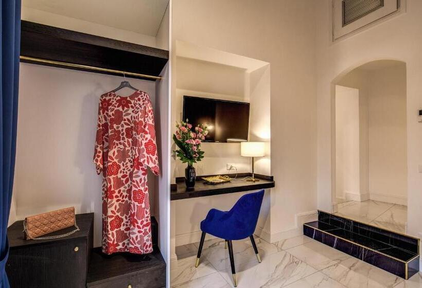 اتاق لوکس, Little Queen Pantheon