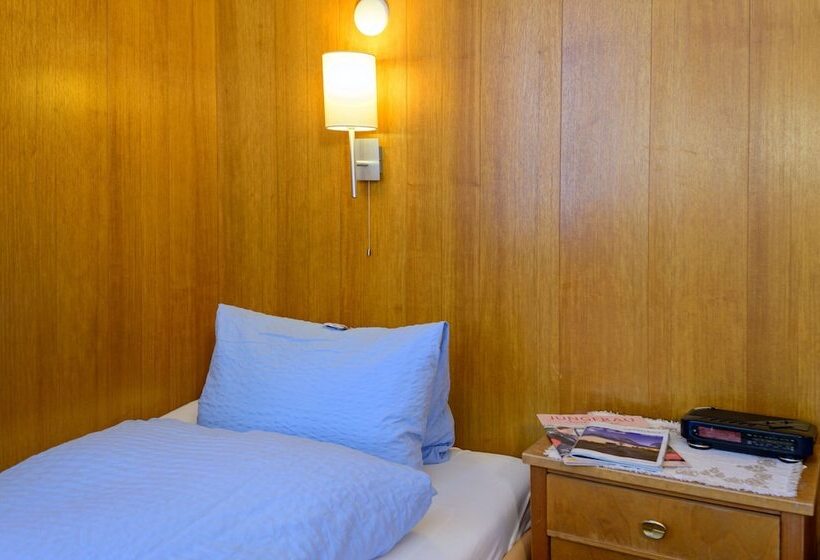 חדר בסיסי, Bel Air Eden