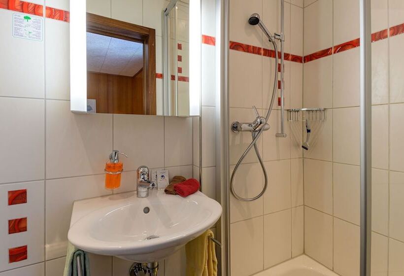 חדר בסיסי, Bel Air Eden