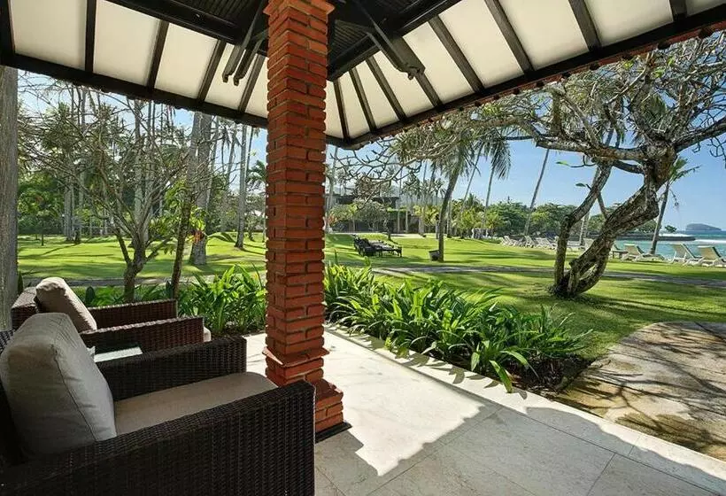 بانگلوی لوکس, Candi Beach Resort & Spa