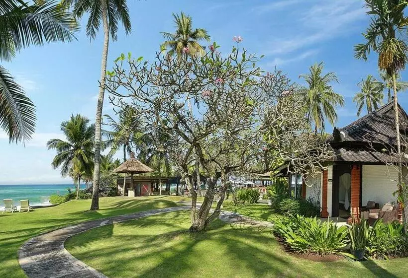 بانگلوی لوکس, Candi Beach Resort & Spa