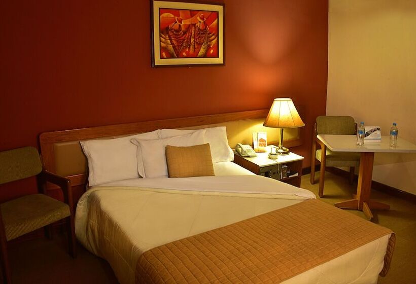 اتاق خانوادگی, Cesar S Plaza