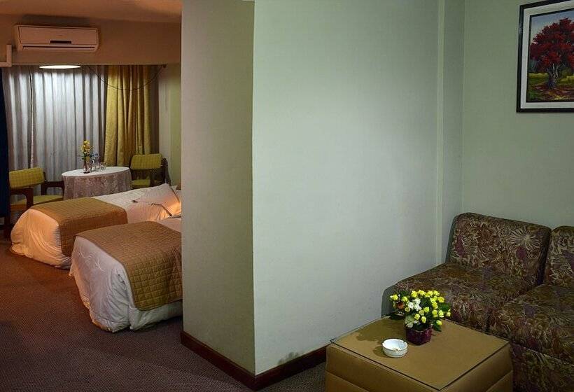 اتاق خانوادگی, Cesar S Plaza