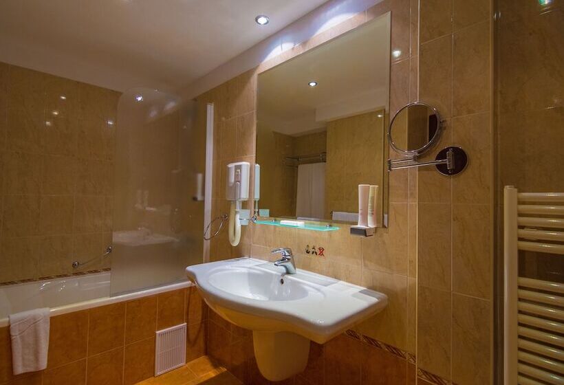 جناح, Forum   Free Parking