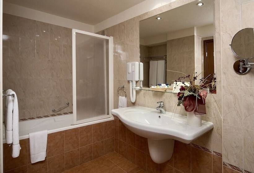 جناح, Forum   Free Parking