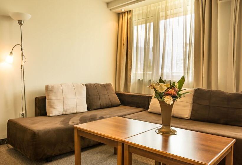 جناح, Forum   Free Parking