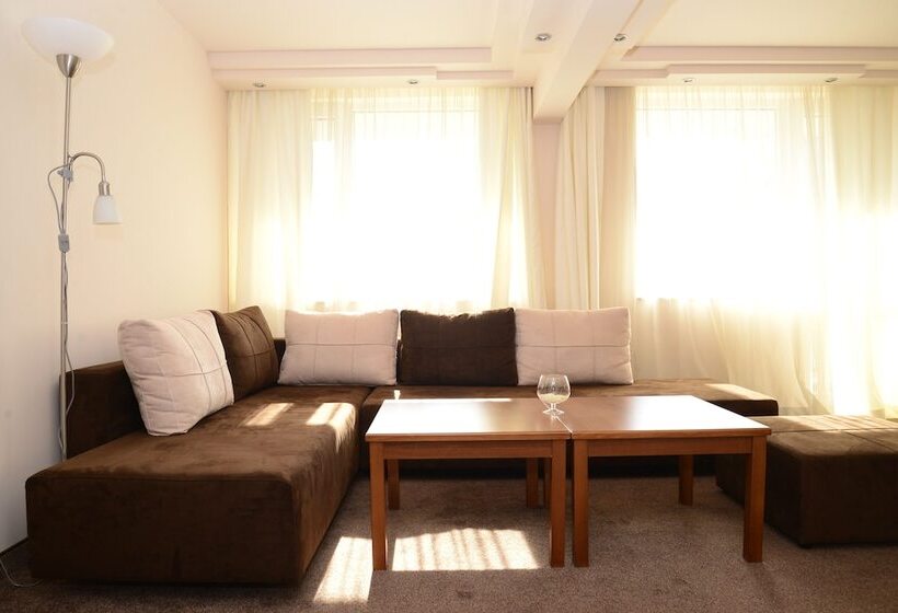 جناح, Forum   Free Parking