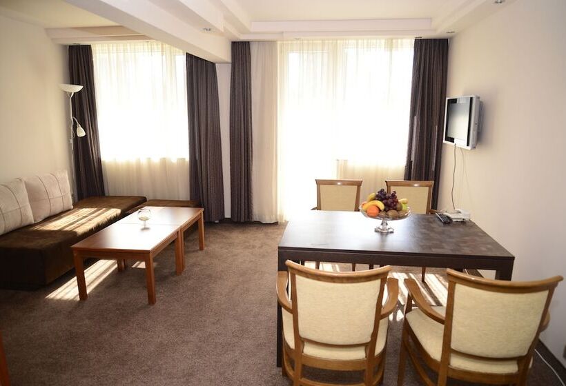 جناح, Forum   Free Parking