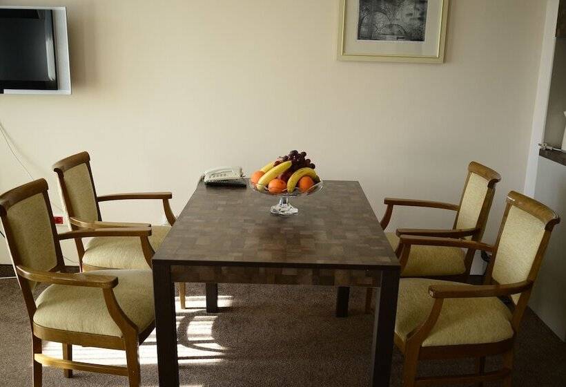 جناح, Forum   Free Parking