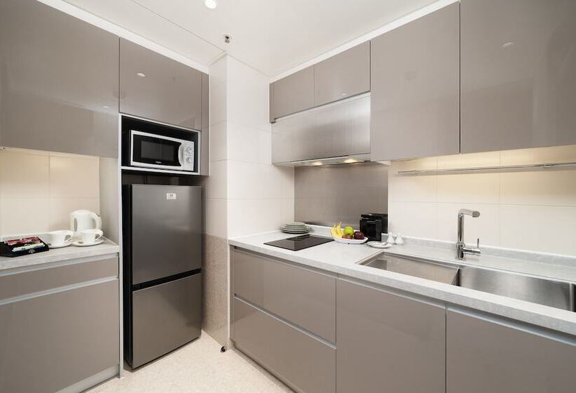 سوییت سوپریور, Harbour Plaza Metropolis