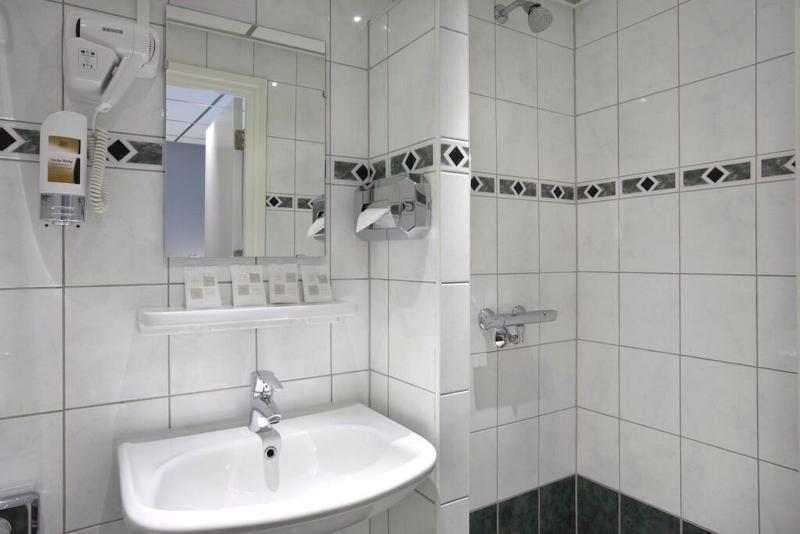 חדר משפחתי, Luxer