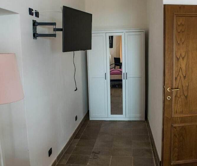 ファミリールーム, La Poderina