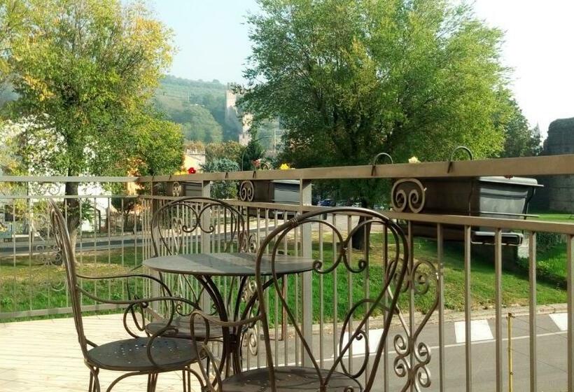 غرفة عائلية, La Finestra Sul Castello