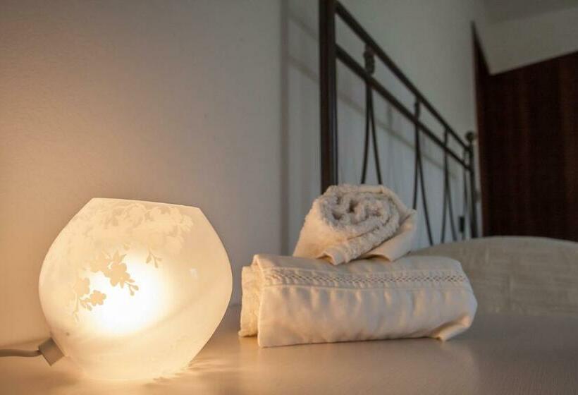 غرفة عائلية, La Finestra Sul Castello