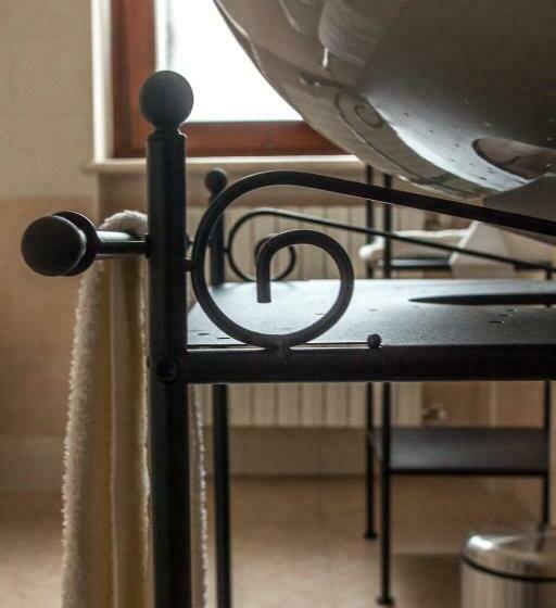 غرفة عائلية, La Finestra Sul Castello