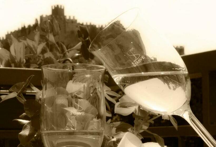 غرفة عائلية, La Finestra Sul Castello