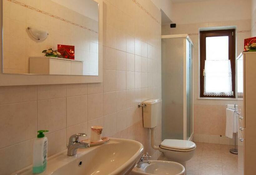 غرفة عائلية, La Finestra Sul Castello