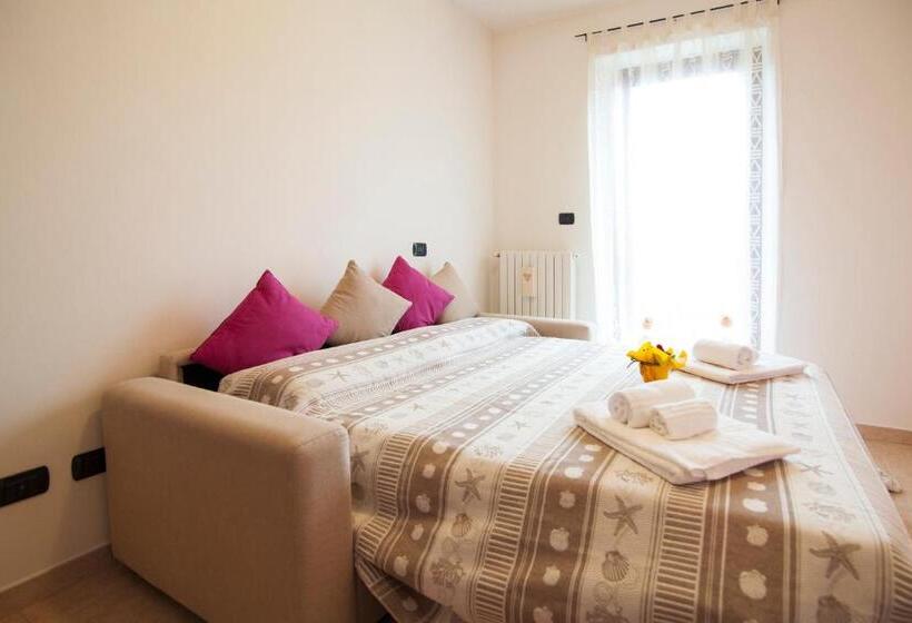 غرفة عائلية, La Finestra Sul Castello