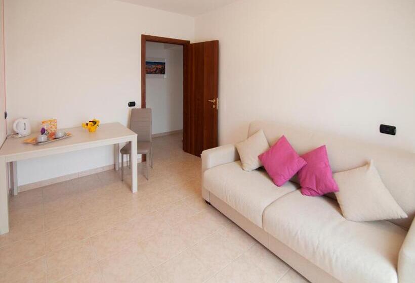 غرفة عائلية, La Finestra Sul Castello