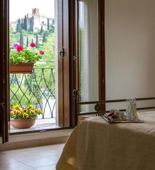 شقة غرفتين, La Finestra Sul Castello