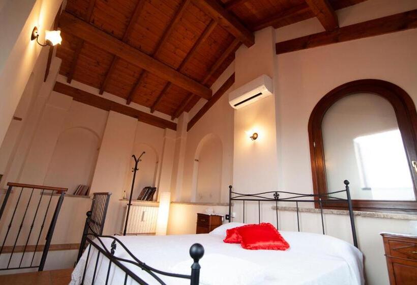 شقة غرفتين, La Finestra Sul Castello