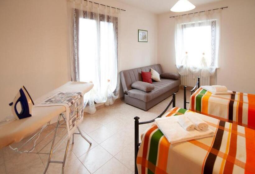 شقة غرفتين, La Finestra Sul Castello