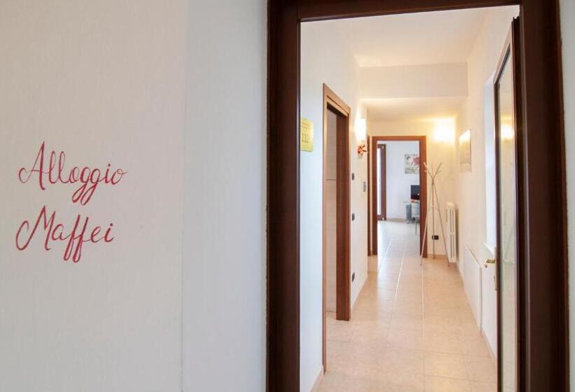 شقة غرفة واحدة, La Finestra Sul Castello