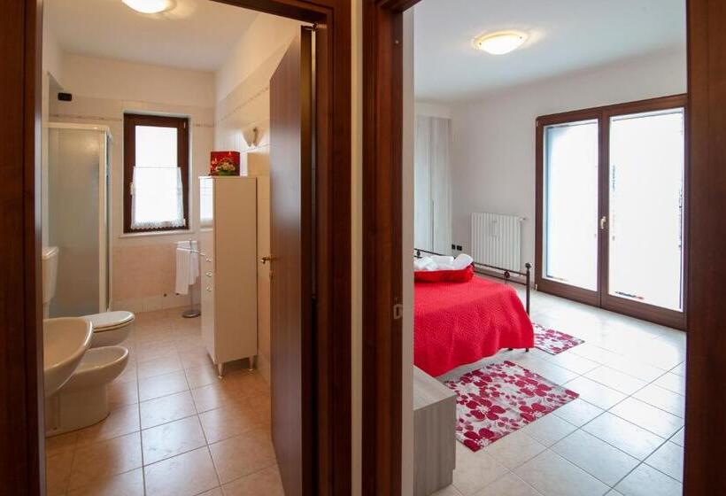 شقة غرفة واحدة, La Finestra Sul Castello