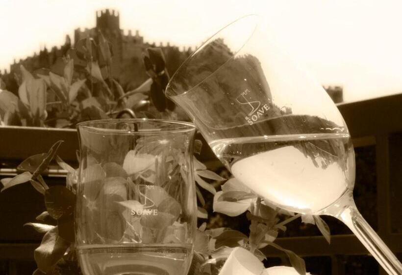 منزل غرفة نوم واحدة, La Finestra Sul Castello