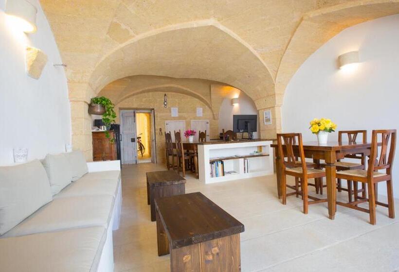 חדר אקונומי לשלושה, Capperi !! B&b