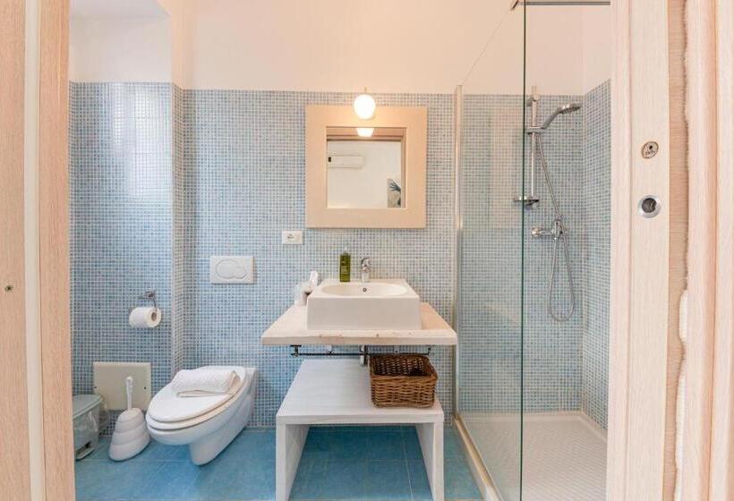 חדר אקונומי לשלושה, Capperi !! B&b