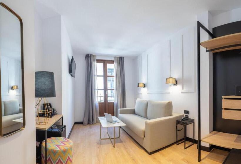 استودیوی استاندارد, Boutique Puerta De Las Granadas