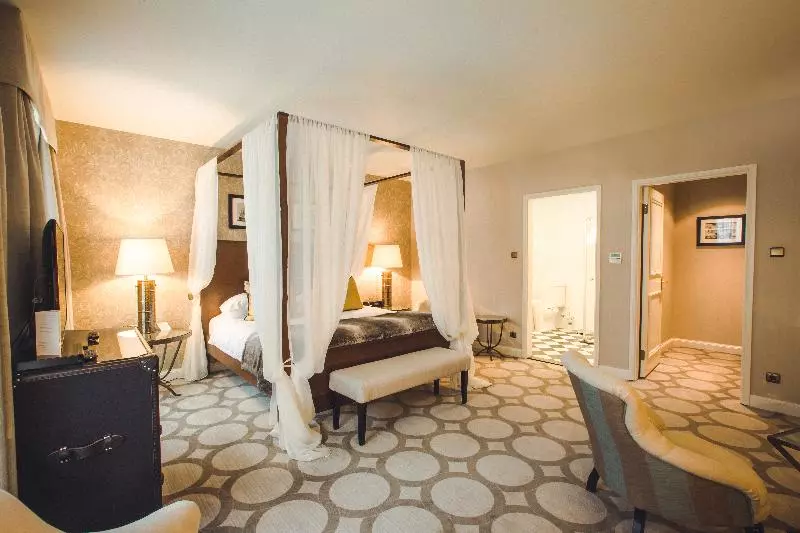 سوئیت جونیور با تخت بزرگ, Grand Palace Hotel   The Leading Hotels Of The World