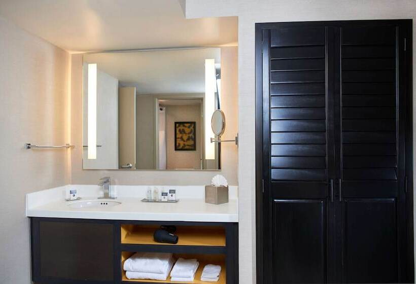 带大床的套房, Doubletree By Hilton Fresno Convention Center