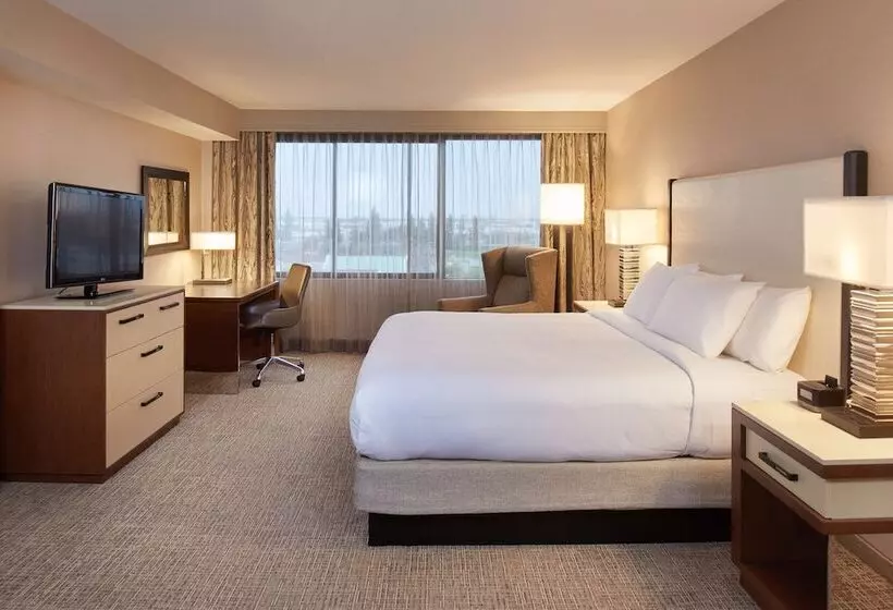 Deluxe Suite King Bed, Doubletree By Hilton Fresno Convention Center