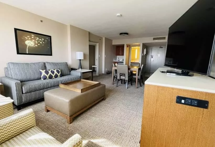 Deluxe Suite King Bed, Doubletree By Hilton Fresno Convention Center