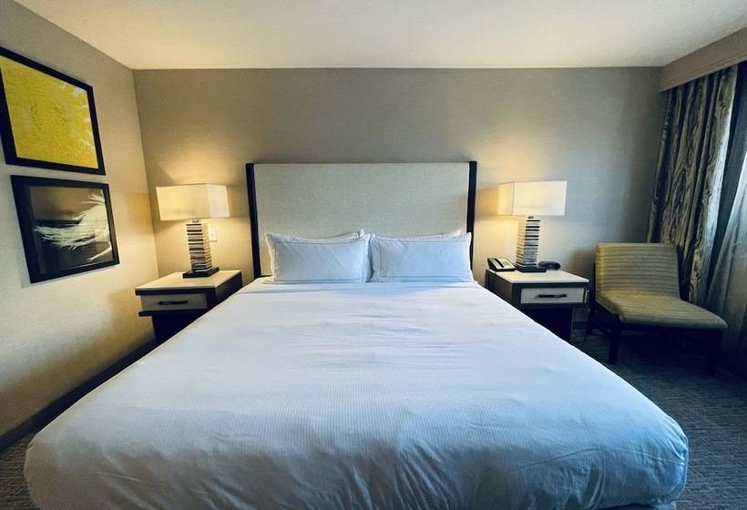 适合残疾人士使用的带超级大床的标准间, Doubletree By Hilton Fresno Convention Center