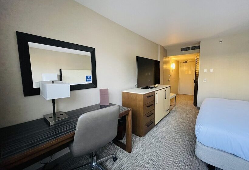 Номер Стандарт Кровать Кинг Адаптированный для Инвалидов, Doubletree By Hilton Fresno Convention Center