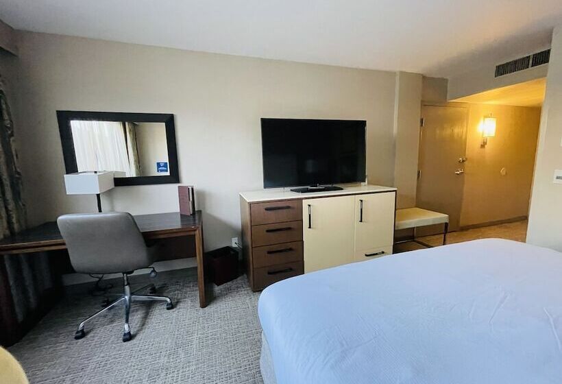 适合残疾人士使用的带超级大床的标准间, Doubletree By Hilton Fresno Convention Center