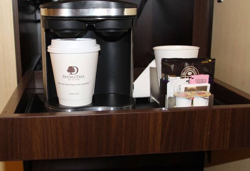 适合残疾人士使用的带超级大床的标准间, Doubletree By Hilton Fresno Convention Center