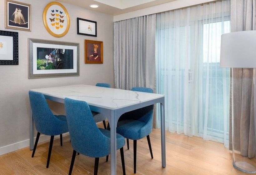 سوئیت پرزیدنت, Hilton Charlotte Airport