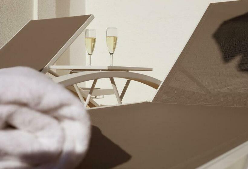 اتاق لوکس با چشم‌انداز دریا, Joan Miro Museum