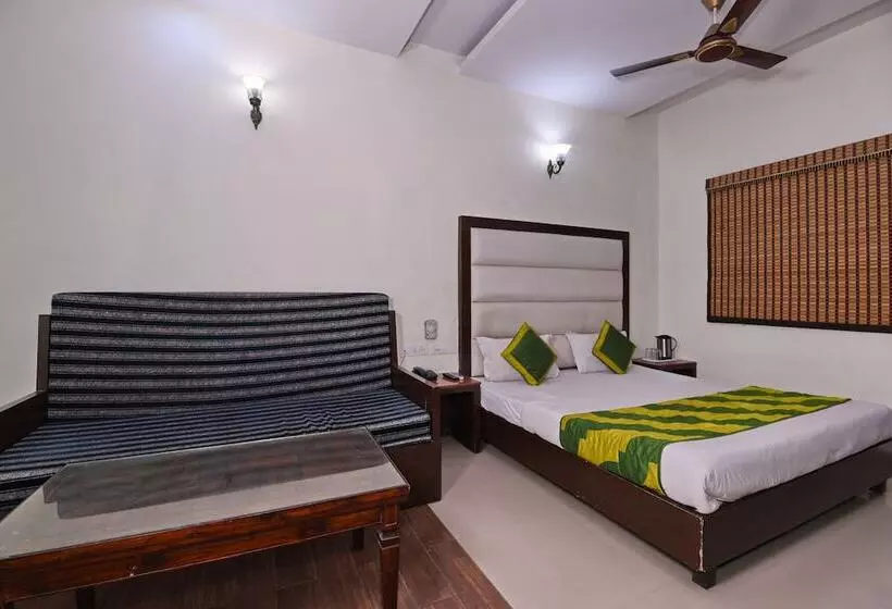 デラックスルーム, Chowdhry Tourist Lodge   New Delhi Railway Station   2 Minutes Walk