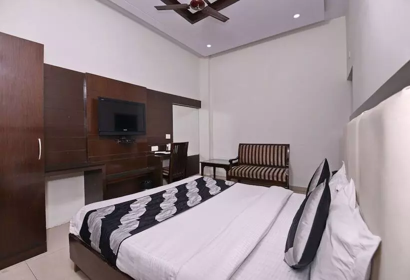 デラックスルーム, Chowdhry Tourist Lodge   New Delhi Railway Station   2 Minutes Walk